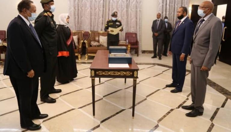 السودان.. وزيرا الصحة والإعلام يؤديان اليمين الدستورية 