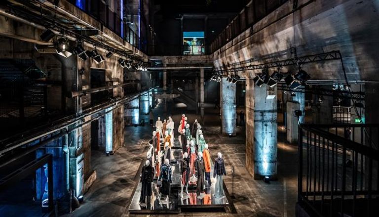 إقامة عروض الموضة افتراضيا في عصر كورونا عروض الموضة باتت رقمية