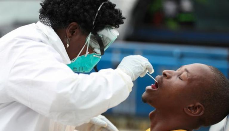 شخص يخضع لاختبار فيروس كورونا بأفريقيا