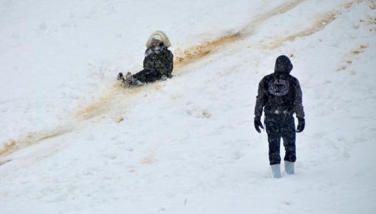 الأردنيون يتزلجون على الثلج