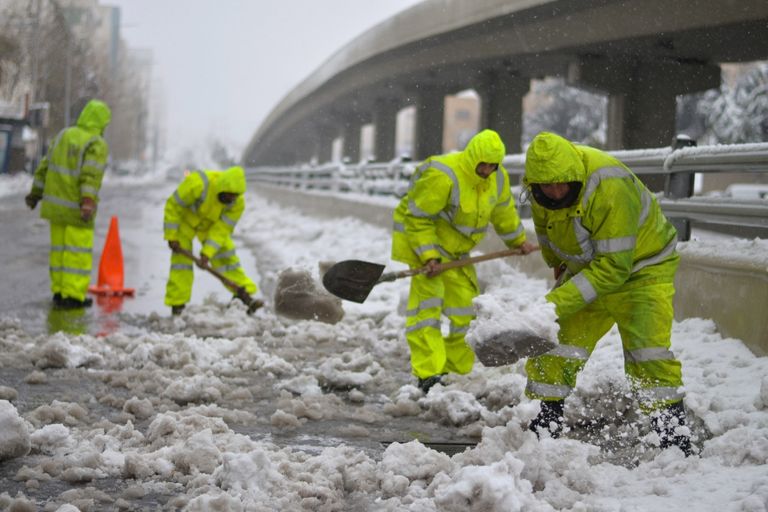 الأردنيون يتزلجون على الثلج