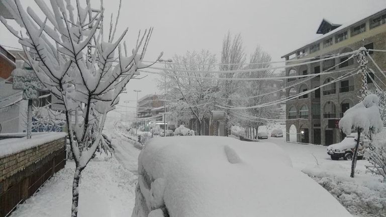 الثلوج تغطي منطقة جبلية في الأردن