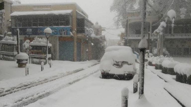 الثلوج تغطي منطقة جبلية في الأردن