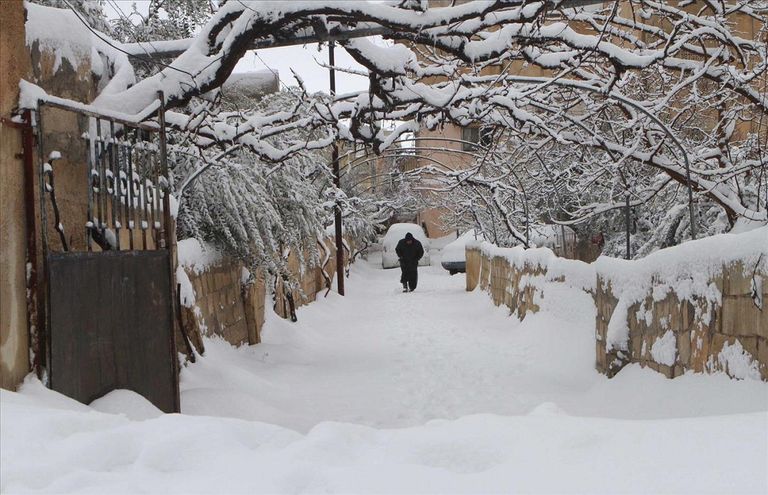 الثلج يغطي المنازل والشوارع