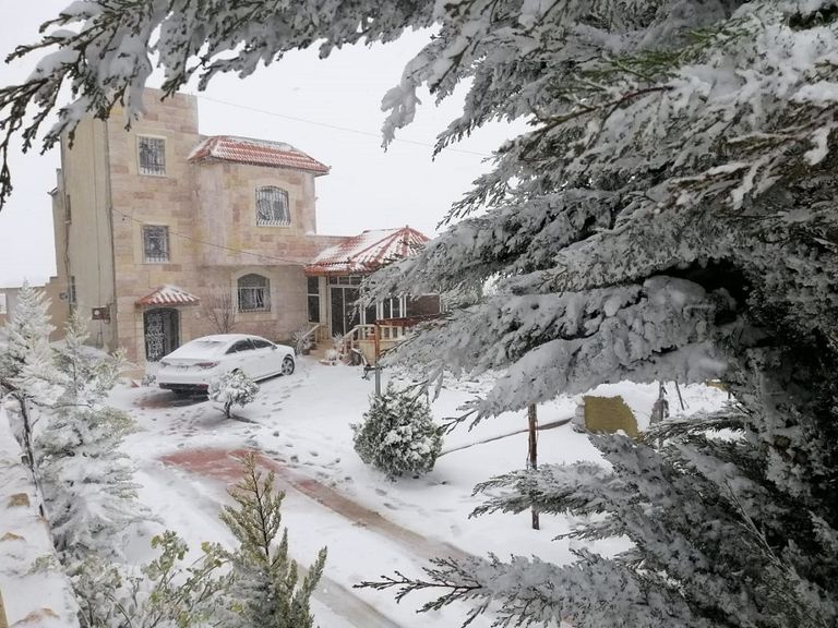 الثلج يغطي المنازل والشوارع