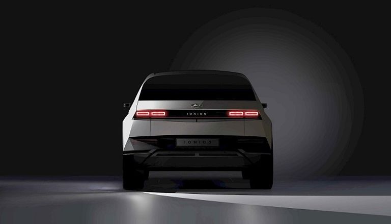 سيارة هيونداي الكهربائية IONIQ 5 من الخلف سيارة هيونداي الكهربائية IONIQ 5