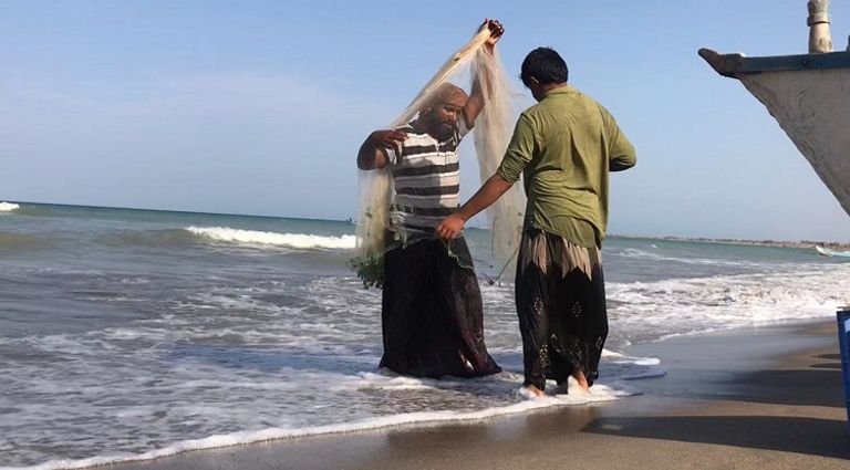 قوارب صيد على شاطئ مدينة المخا الساحلية