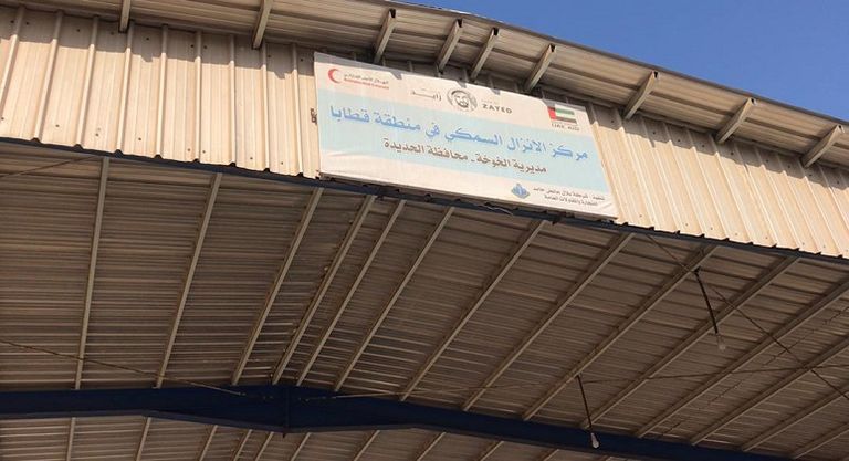 قوارب صيد على شاطئ مدينة المخا الساحلية