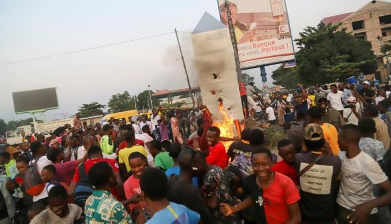 مواطنون يحرقون الهيكل المعدني في كينشاسا