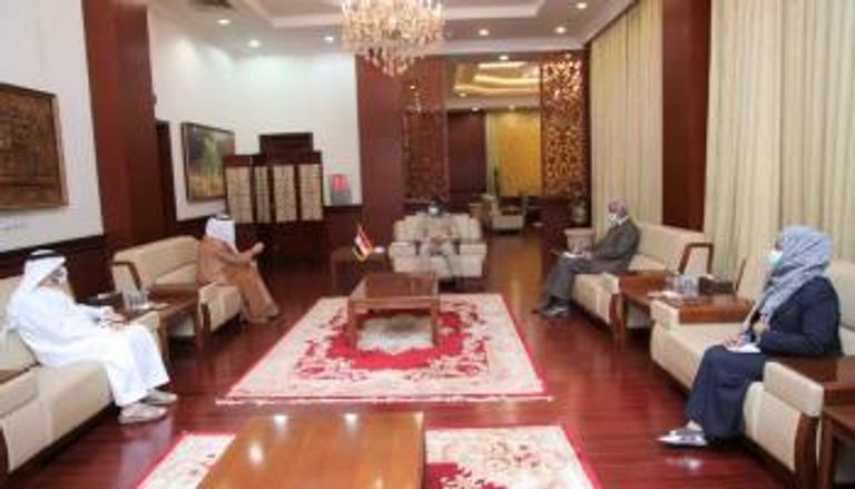 حميدتي يلتقي السفير الإماراتي حمد محمد الجنيبي علم الإمارات يمينا والسودان يسارا