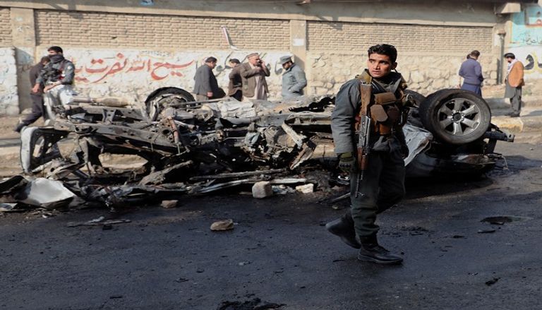 جانب من آثار الانفجار الذي استهدف سيارة استاذ بجامعة كابول- رويترز جانب من آثار الانفجار الذي استهدف سيارة في كابول- رويترز