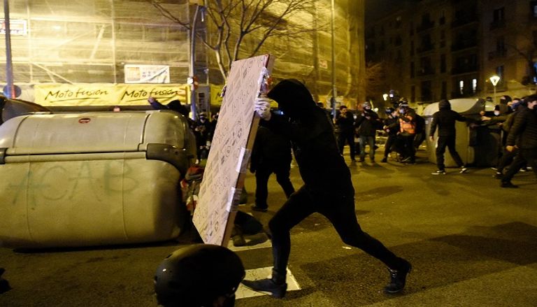 جانب من المظاهرات التي تشهدها إسبانيا احتجاجا على اعتقال مغني راب-أ.ف.ب جانب من المظاهرات التي تشهدها إسبانيا -أ.ف.ب