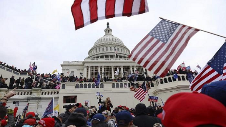 اقتحام الكابيتول - أرشيفية ضباط أمريكيون يلتقطون صور سيلفي داخل مبنى الكونجرس - أرشيفية