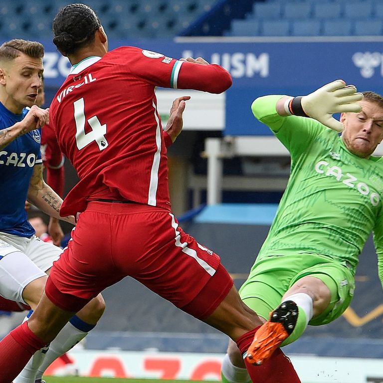 تدخل حارس إيفرتون المتهور الذي أدى لإصابة فان دايك مدافع ليفربول فيرجيل فان دايك مدافع ليفربول