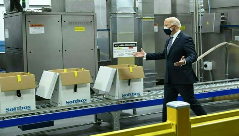 الرئيس الأمريكي جو بايدن خلال زيارة لمصنع تابع لشركة فايزر - أ.ف.ب
