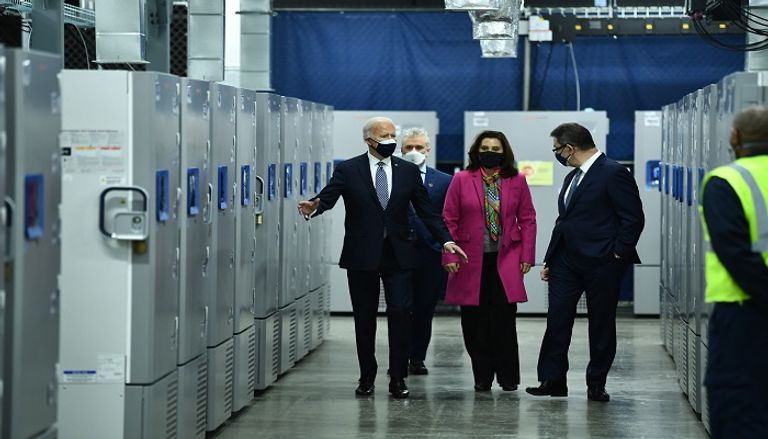 الرئيس الأمريكي جو بايدن خلال زيارة لمصنع تابع لشركة فايزر - أ.ف.ب الرئيس الأمريكي جو بايدن خلال زيارة لمصنع تابع لشركة فايزر - أ.ف.ب