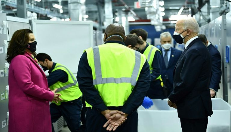الرئيس الأمريكي جو بايدن خلال زيارة لمصنع تابع لشركة فايزر - أ.ف.ب الرئيس الأمريكي جو بايدن خلال زيارة لمصنع تابع لشركة فايزر - أ.ف.ب