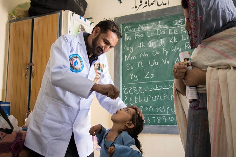 جانب من جهود الإمارات لتطعيم أطفال باكستان ضد شلل الأطفال