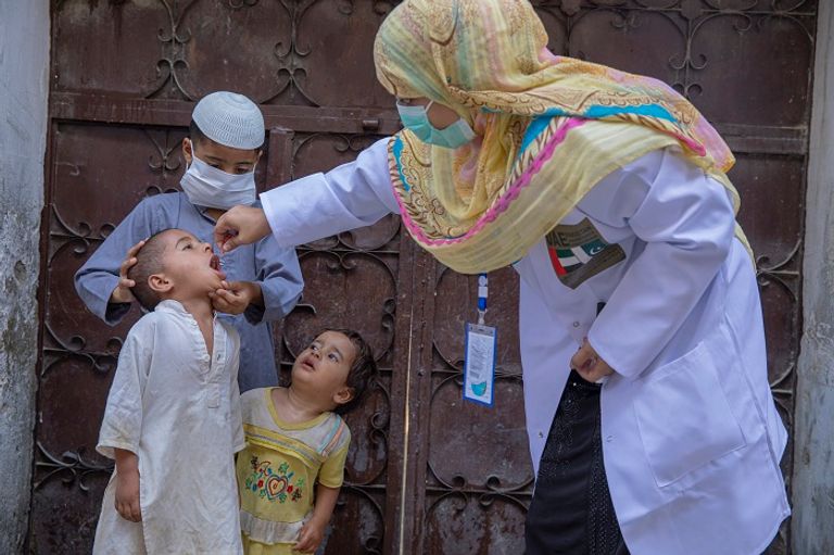 جانب من جهود الإمارات لتطعيم أطفال باكستان ضد شلل الأطفال