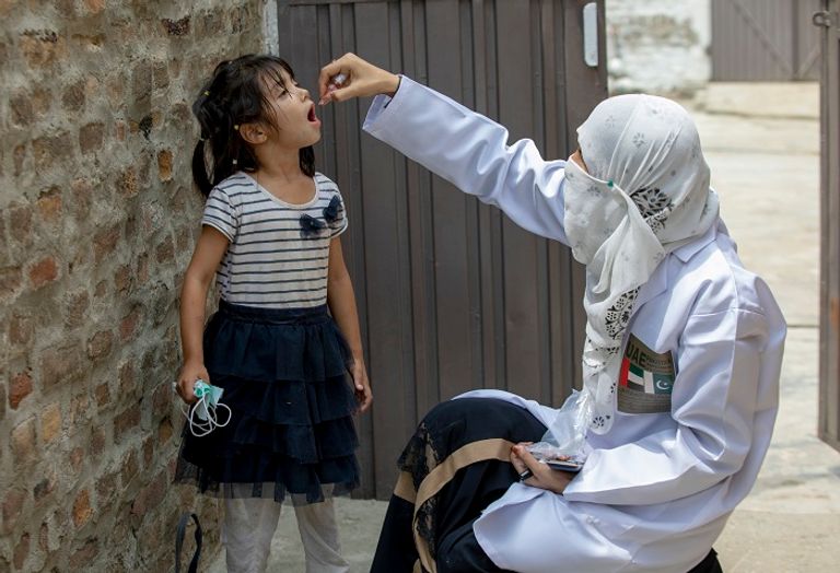 جانب من جهود الإمارات لتطعيم أطفال باكستان ضد شلل الأطفال