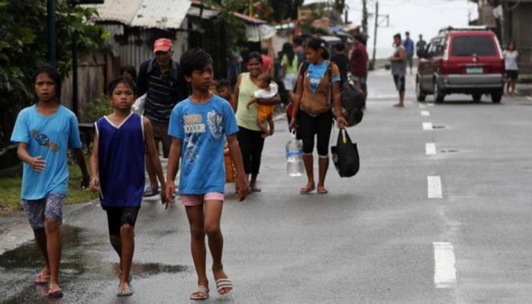 عائلات تفر من منازلها خشية العاصفة الاستوائية في الفلبين