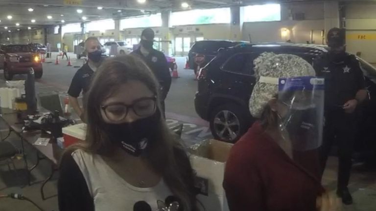 التنكر.. حيلة سيدتين أمريكيتين للحصول على لقاح كورونا لقاح فيروس كورونا المستجد