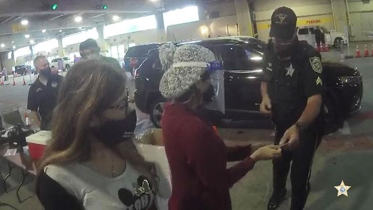 التنكر.. حيلة سيدتين أمريكيتين للحصول على لقاح كورونا لقاح فيروس كورونا المستجد