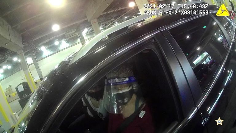 التنكر.. حيلة سيدتين أمريكيتين للحصول على لقاح كورونا لقاح فيروس كورونا المستجد