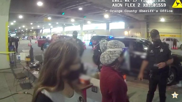 التنكر.. حيلة سيدتين أمريكيتين للحصول على لقاح كورونا لقاح فيروس كورونا المستجد