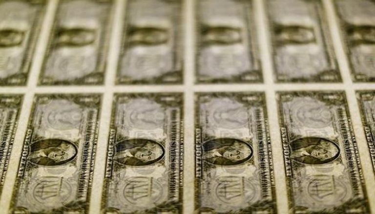 عملات ورقية من الدولار تظهر على طاولة في مكتب النقش والطباعة بواشنطن
