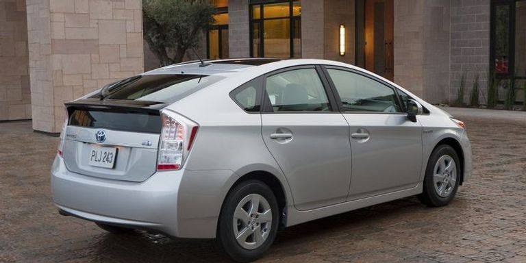 تويوتا بيريوس رايان راينولدز مع إحدى سياراته