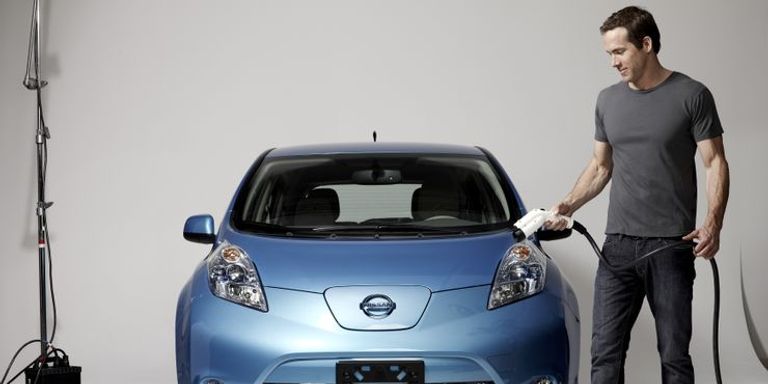 طراز LEAF رايان راينولدز مع إحدى سياراته