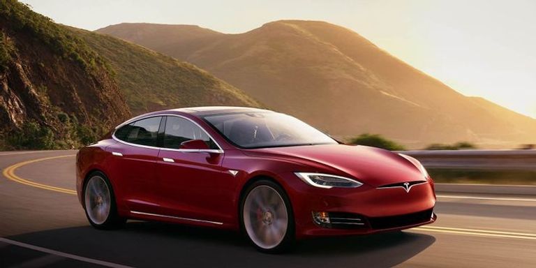 موديل S رايان راينولدز مع إحدى سياراته