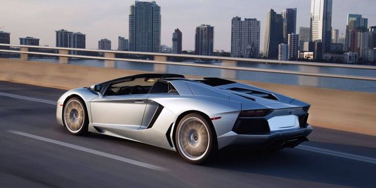 لامبورجيني "أفينديتور رودستر Aventador Roadster " رايان راينولدز مع إحدى سياراته