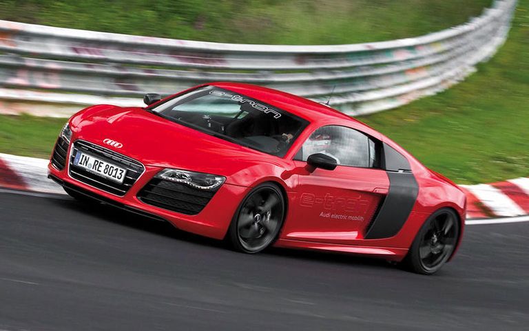 R8 E-TRON بي إم دبليو M8