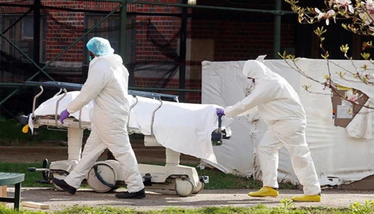 سيدة تتلقى لقاح كورونا- أرشيفية