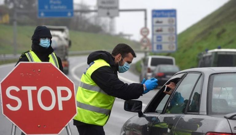 رجال مرور يرتدون كمامات للوقاية من فيروس كورونا في إسبانيا