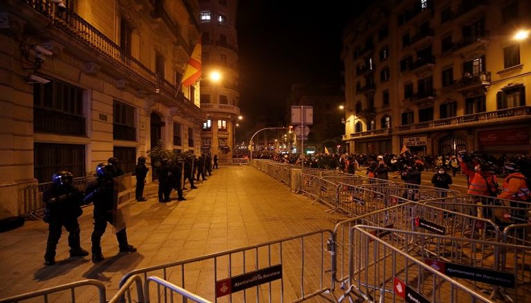 جانب من المظاهرات التي تشهدها إسبانيا رفضا لسجن مغني راب- رويترز