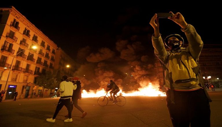 جانب من المظاهرات التي تشهدها إسبانيا رفضا لسجن مغني راب- رويترز