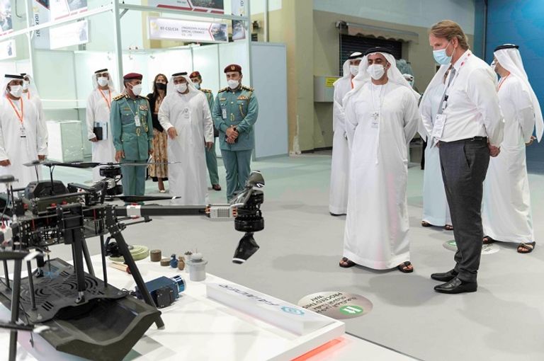 سيف بن زايد يزور معرض 