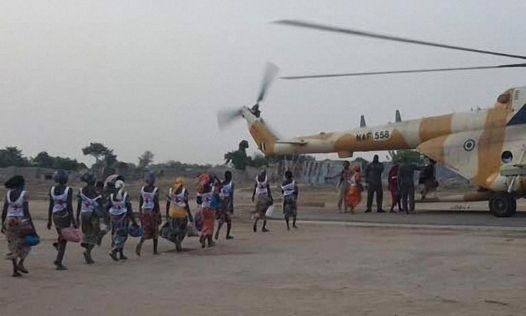 نقل بعض المخطوفات إلى منطقة آمنة عبر مروحية نيجيرية 