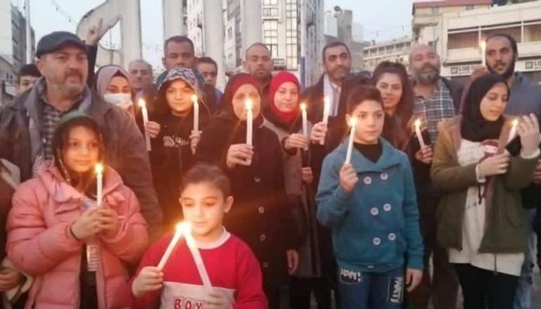 عدد من أهالي ضحايا مرفأ بيروت خلال وقفة بالشموع