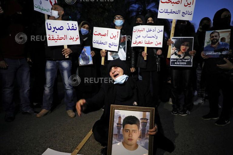 عدد من أهالي ضحايا مرفأ بيروت خلال وقفة بالشموع