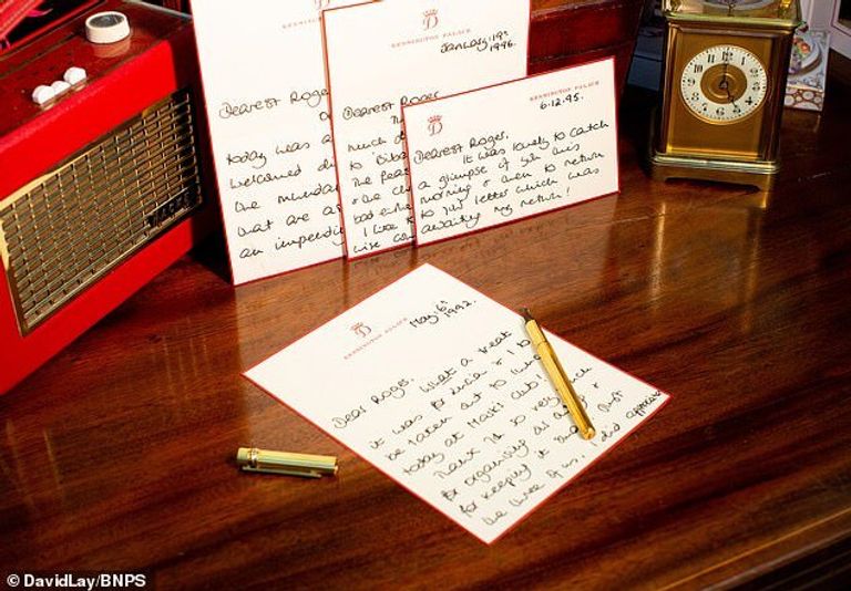 رسالة بخط يد الأميرة البريطانية الراحلة ديانا أرسلتها لأصدقائها المقربين الذين ساعدوها في فترة انفصالها عن الأمير تشارلز، معروضة للبيع في مزاد علني