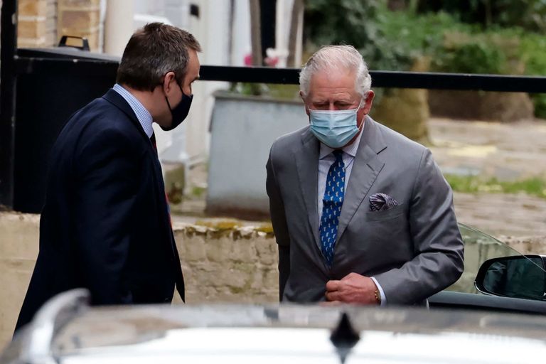 الأمير تشارلز يزور والده الأمير فيليب 