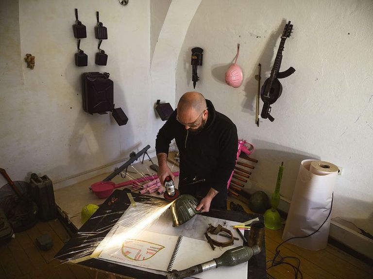 فنان صربي يحول أسلحة القتل إلى أدوات موسيقية