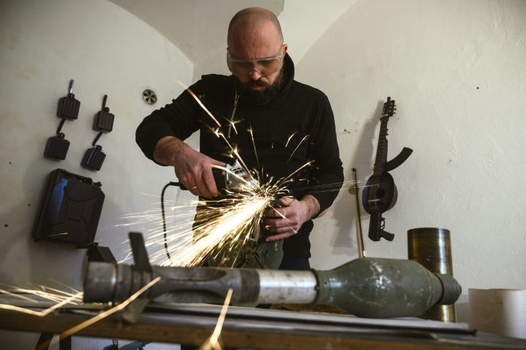 فنان صربي يحول أسلحة القتل إلى أدوات موسيقية