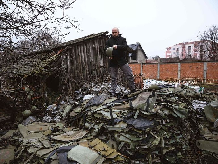 فنان صربي يحول أسلحة القتل إلى أدوات موسيقية