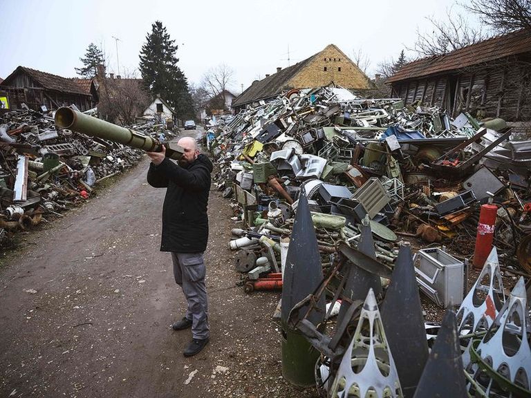 فنان صربي يحول أسلحة القتل إلى أدوات موسيقية