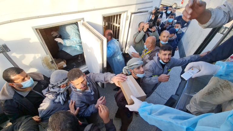 وصول جرعات لقاح كورونا إلى غزة